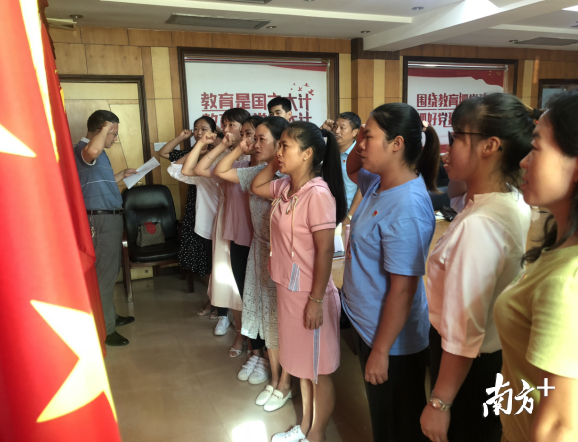 连州市教育系统党委为新发展的15位预备党员上好“入党第一课”。