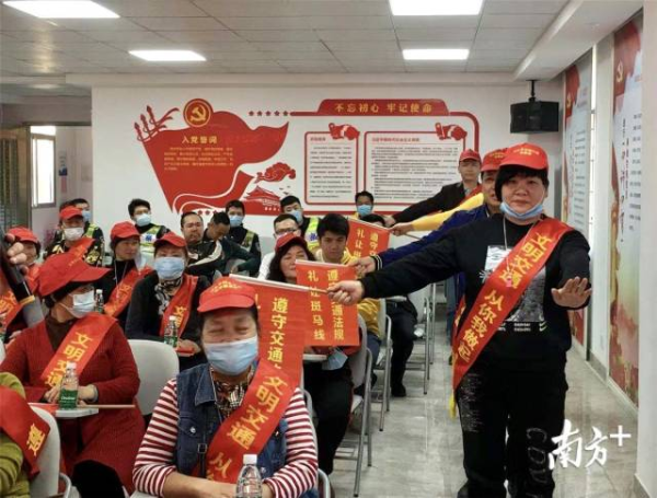 开学第一天，校园护畅队召开新学期动员暨培训会。柳伊霖 摄