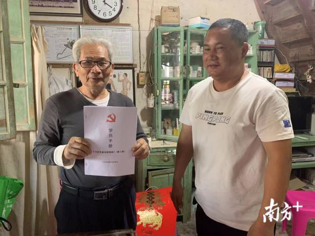 为登塘镇党员邱玉宏送去学员手册。