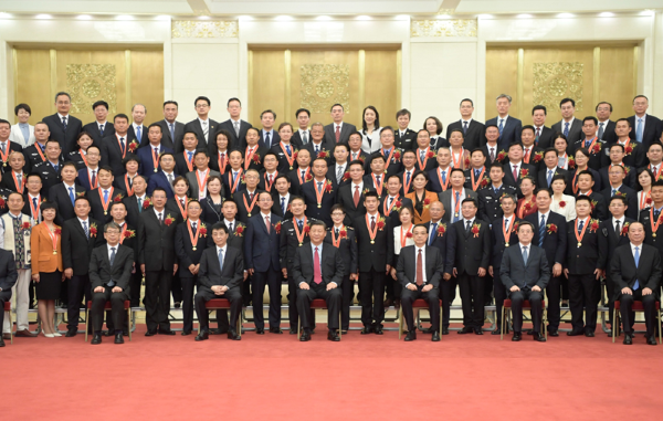 6月25日，党和国家领导人习近平、李克强、王沪宁等在北京人民大会堂会见第九届全国“人民满意的公务员”和“人民满意的公务员集体”受表彰代表。