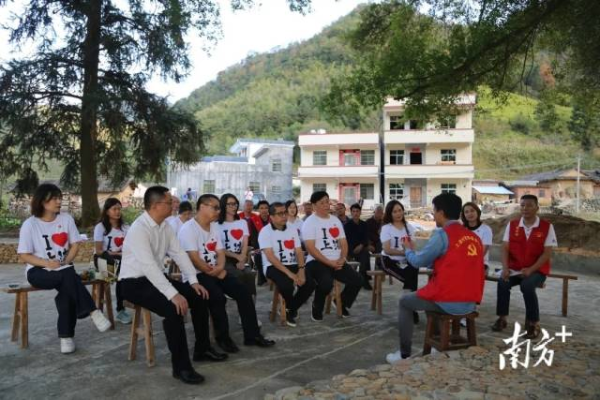 “百堂精品党课进基层”活动现场。受访者供图