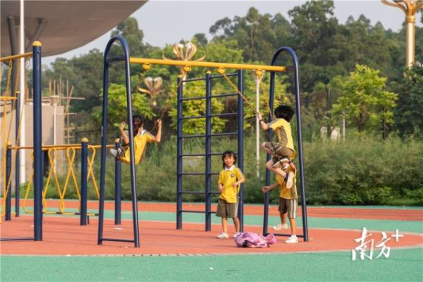 学生放学后来到新建的体育公园玩耍。黄政正摄